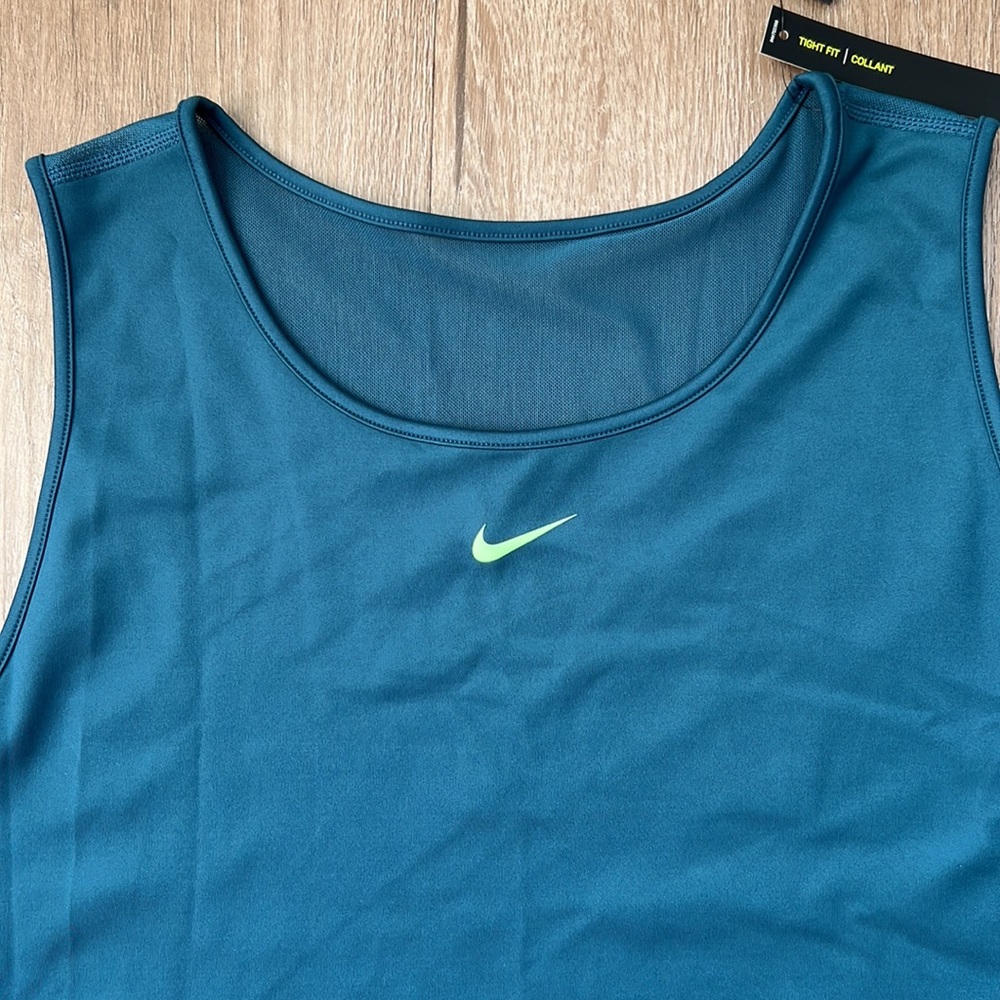 NWT Nike Dry Tight Fit Women’s Green Athletic Sports Bra Crop Top Size 2X - Picture 3 of 16